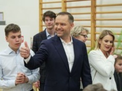 Rodzina Nawrockich na zdjęciach w Belwederze. Córka na hulajnodze