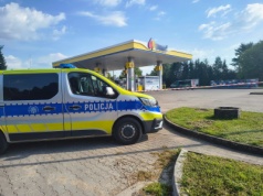 Burda na stacji paliw. Obcokrajowcy rzucali butelkami i próbowali rozlewać benzynę