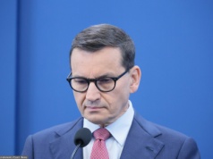 Morawiecki nagle chwycił mikrofon. Zwrócił się do żałobników. Łzy stają w oczach