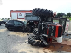 Toyota staranowała Zetora. Rolnik trafił do szpitala [FOTO]
