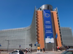 Komisja Europejska czeka na wyjaśnienie afery KPO. Później wkroczy do akcji