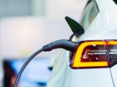 BYD: ładowanie w czasie zwykłego tankowania. Tesla ma powody do obaw?