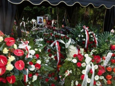 Grób matki Morawieckiego utonął w biało-czerwonych kwiatach [ZDJĘCIA]