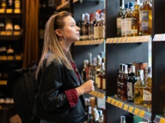 Nowe oznaczenia na opakowaniach alkoholu. Informacja skierowana do kobiet