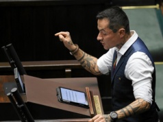 Poseł KO zawieszony w prawach członka klubu. W tle skandaliczne posiedzenie w Sejmie