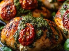 Nacinam filet i upycham kilka dodatków. Prosty i szybki do zrobienia obiad, jak z najlepszej restauracji