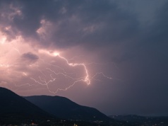 Burze, grad i trąby powietrzne. IMGW wydaje alerty
