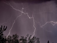 Nadchodzą gwałtowne burze z gradem. IMGW wydał ostrzeżenia. 