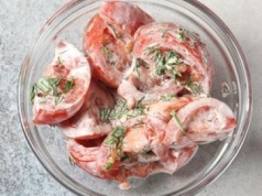 Taką sałatką zajadali się latem nasi dziadkowie. My ją zapomnieliśmy, a to niewiele składników, maksimum smaku