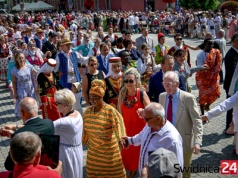 Barwny polonez i międzynarodowa biesiada z folklorem [FOTO]