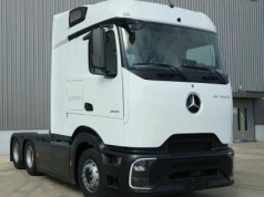 Chiński Actros ProCabin w kolejnych konfiguracjach: długą sypialnia lub długie spojlery