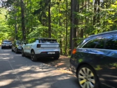Szklarska Poręba: Bezpłatny parking pusty, ulica zastawiona