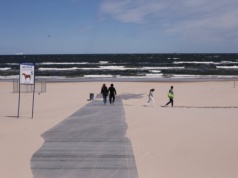 To najpiękniejsza plaża nad Bałtykiem. Czysta i z drobnym piaskiem. Prawie jak na Malediwach