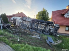 Wypadek w Miejscu Piastowym. Cysterna wypadła z drogi