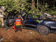 18-latek rozbił auto na drzewie. Miało być wesoło, skończyło się dramatycznie