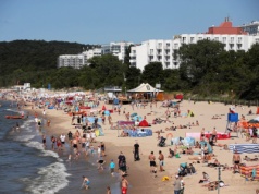 Nie tylko sinice, ale i bakterie w Bałtyku. Sześć plaż zamkniętych nad morzem i jeziorami