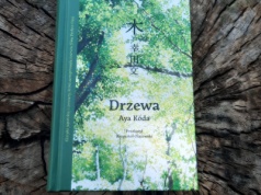 Aya Kōda „Drzewa”. Recenzja książki, historie w liściach zaklęte