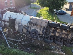 Kapliczka zniszczona, figura ocalona. Wypadek cysterny sparaliżował ruch na DK19 [ZDJĘCIA]