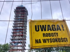 Wieża spadochronowa obudowana rusztowaniem. Ruszyły prace remontowe