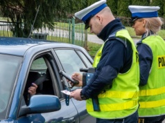 Zatrzymano mu prawo jazdy w Polsce. Czy może jechać na wakacje za granicę?