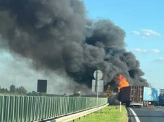 Kłęby czarnego dymu znad autostrady A1. Trwa akcja ratownicza