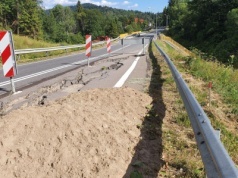 Osuwisko na drodze w Bieszczady zostanie zabezpieczone. Będzie ruch wahadłowy [ZDJĘCIA]