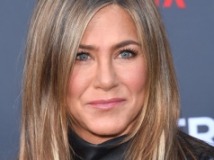 Ulubione buty Jennifer Aniston to hit lata 2025. Pasują do każdej stylizacji