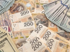 Kursy walut 12 sierpnia 2025. Co się dzieje ze złotym? Po ile jest frank, dolar i euro?