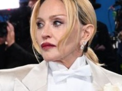 Madonna błaga o pomoc ofiarom wojny w Strefie Gazy. 
