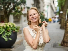Pamela Anderson sprzedaje ogórki za 130 zł. Po co gwiazda kisi róże?