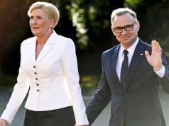 Niesmak w PiS. Chodzi o zachowanie Andrzeja Dudy