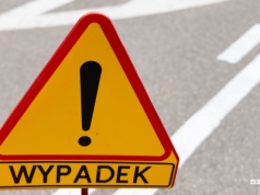 Na DW151 samochód uderzył w drzewo i stanął w płomieniach