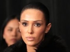 Bianca Censori do złudzenia przypominająca Kim Kardashian