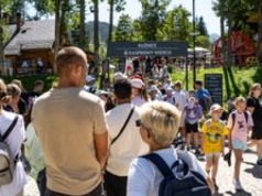 Turyści ruszyli na tatrzańskie szlaki – Kasprowy Wierch i Morskie Oko znów oblężone