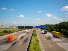 Pędził autostradą ponad 320 km/h. Słono za to zapłacił. Dostał jednak tylko dwa punkty karne