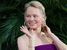 To nie były plotki. Pamela Anderson sprzedaje luksusowe pikle. Cena? Powalająca!