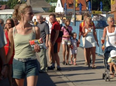 Sierpniowy szturm na Hel. Pogoda i parada okrętów kuszą turystów, znalezienie pokoju graniczy z cudem