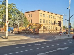 Koparka zerwała sieć trakcyjną. Tramwaje nie jeżdżą ul. Długą.