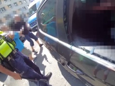 Śląskie. Policjanci uratowali mężczyznę uwięzionego w rozgrzanym samochodzie
