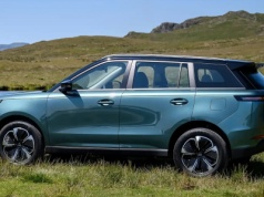 Nowy SUV Jaecoo wjeżdża do Europy. Ktoś zasłonił go rolką blachy