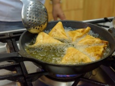 Na jakim oleju smażyć, aby było zdrowo i smacznie? Wybierz produkt, który nie szkodzi