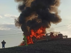 Ciągnik rolniczy stanął w ogniu podczas prac polowych
