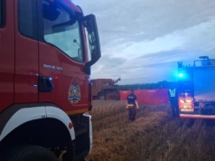 Śmiertelny wypadek na Pomorzu. Ojciec miał przejechać syna kombajnem