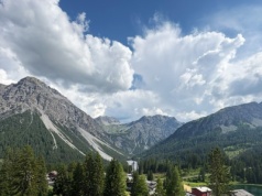 Kraj jak z bajki kusi turystów. Tu niebo kłania się majestatycznym Alpom