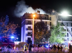 Strażacy z Poznania walczyli z ogniem w bloku przez całą noc. Lokatorzy ewakuowani