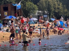 Upał ściągnął tłumy na Lewityn – ochłoda w kąpielisku i kolejki po lody
