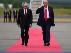 Donald Trump przywitał Putina na czerwonym dywanie. 