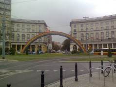 Ognioodporna „tęcza” ma stanąć na pl. Zbawiciela. Warszawa Trzaskowskiego dopłaci grube pieniądze