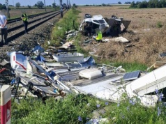 Znów śmierć na przejeździe. Wjechał kamperem przed pociąg