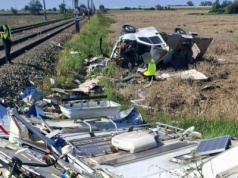 Kamper wjechał pod pociąg. Jest ofiara